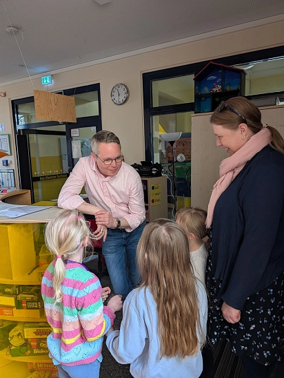 Im Austausch mit dem Nachwuchs: Bürgermeister Arno Steguweit beantwortet die Fragen der Hortkinder
