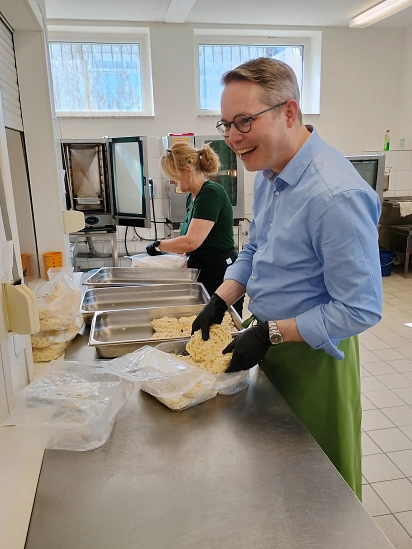 Viel Spaß bei der Arbeit: Arno Steguweit half in der Grundschulmensa unter anderem bei der Zubereitung des Essens mit